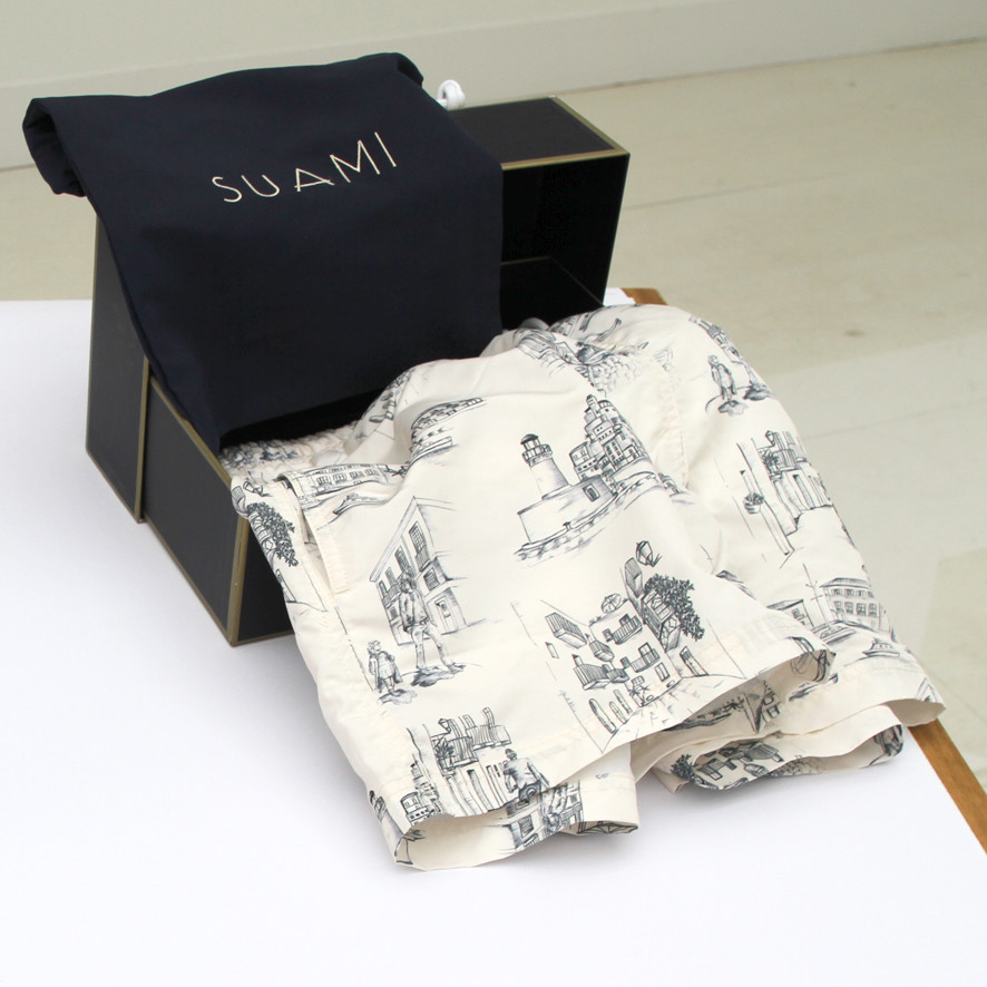 Suami - SUAMI combine élégance et minimalisme, tout en conservant un esprit hédoniste. Les maillots de bain sont actuellement produits en Europe et sont fabriqués en polyester recyclé à partir de déchets et de plastique provenant de la mer Méditerranée.