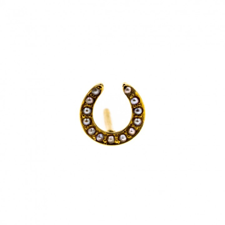 Horseshoe with pearls earring  © Axelle Delhaye