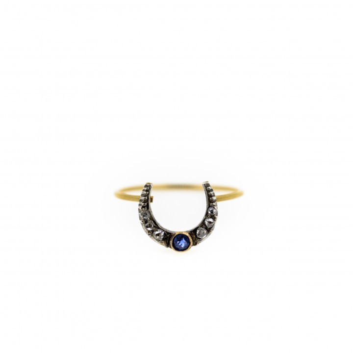 Diamond & Sapphires crescent ring  © Axelle Delhaye